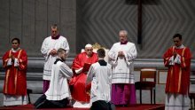 Papa predvodio misu za Veliki petak uoči procesije u Koloseju