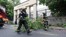 Snažan vjetar u Zagrebu srušio drvo na vozilo, stradali i štandovi na Trgu