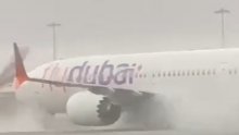 Pogledajte kako putnički zrakoplov u Dubaiju 'glisira' po vodi, obilna kiša poplavila grad