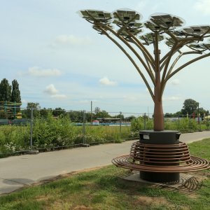 U Osijeku je niknulo solarno stablo koje prolaznicima omogućuje punjenje elektroničkih uređaja