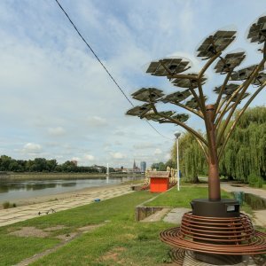U Osijeku je niknulo solarno stablo koje prolaznicima omogućuje punjenje elektroničkih uređaja