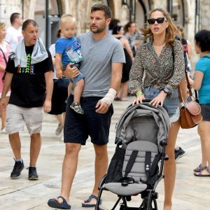 Ivan Todorić sa suprugom Milicom i sinom Vidom u šetnji Stradunom
