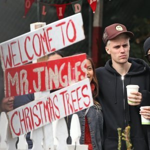 Hailey Baldwin i Justin Bieber kupuju božićno drvce