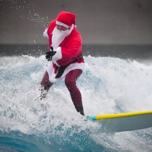 Djed Mraz na dasci za surfanje