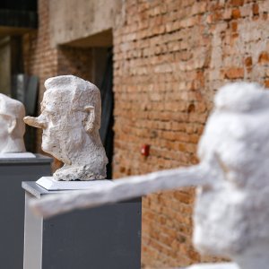 U Laubi otvorena izložba akt fotografija i skulptura autora Lorne Kijurko i Stanka Abadžića
