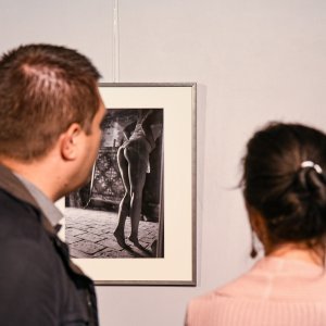 U Laubi otvorena izložba akt fotografija i skulptura autora Lorne Kijurko i Stanka Abadžića