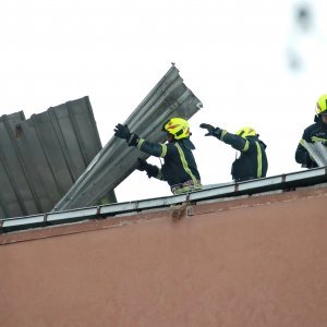 Zagreb: Jak vjetar dignuo limeni krov sa zgrade u Malešnici