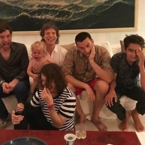 Mick Jagger sa sinovima Jamesom, Deverauxom, Lucasom, Gabrielom i unukom Lorenzom