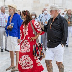 Bob Geldof u društvu supruge i bubnjara grupe Queen prošetao Dubrovnikom