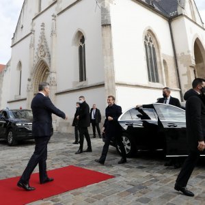 Premijer Plenković dočekuje Macrona ispred Banskih dvora