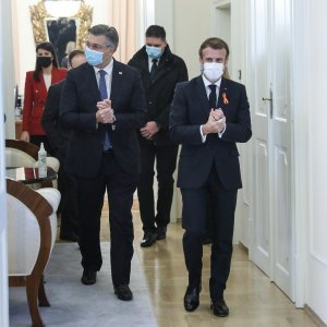 Plenković i Macron dezinficiraju ruke