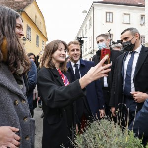 Macron je rado pristao na fotografiranje s prolaznicom