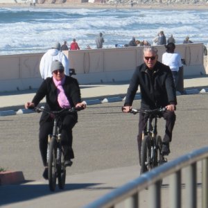 Pierce Brosnan u vožnji bicikla sa suprugom