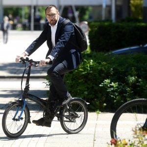 Tomislav Tomašević na biciklu nakon pobjede na lokalnim izborima