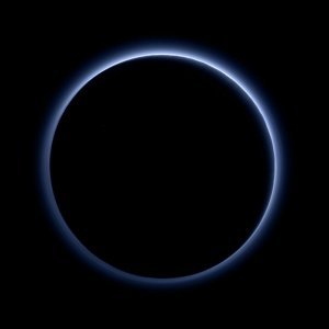 Pluton ima plavičastu atmosferu