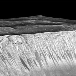 Ponavljajuće nagibne linije kratera Hale