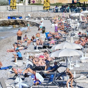Kupanje u listopadu na plaži Lapad u Dubrovniku