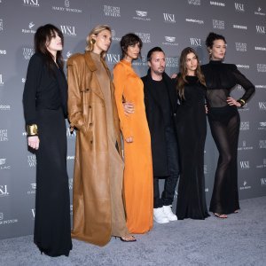 Charlotte Gainsbourg, Anja Rubik, Mica Argańaraz, Anthony Vaccarello, Hailey Bieber i Shalom Harlow