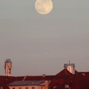 Puni mjesec iznad Zagreba