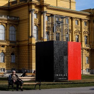 Galerist Miloš Glavurtić na Trgu Republike Hrvatske postavio instalaciju 'Imagine' Vladimira Dodiga Trokuta