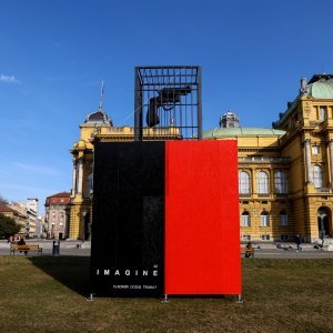 Galerist Miloš Glavurtić na Trgu Republike Hrvatske postavio instalaciju 'Imagine' Vladimira Dodiga Trokuta