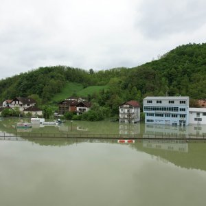 Rijeka Una i Sana ugrozile Novi Grad, nogometno igralište potpuno poplavljeno