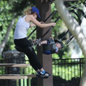 Jennifer Lawrence u parku sa sinom