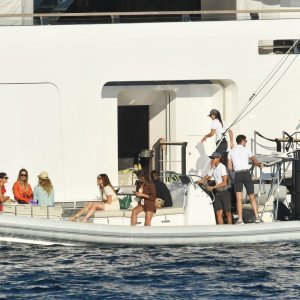 Leonardo DiCaprio s društvom na Sardiniji