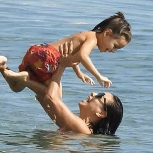 Eva Longoria sa sinom na plaži