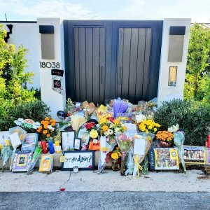 Cvijeće i darovi ispred kuće Matthewa Perryja