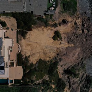 Kuće na rubu litice u Kaliforniji