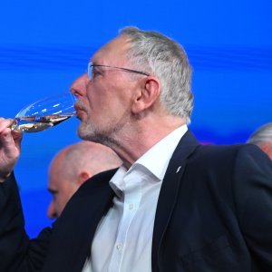 Davor Božinović slavi uz šampanjac
