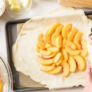 Najjednostavniji i najukusniji voćni kolač koji ćete obožavati - galette s breskvama