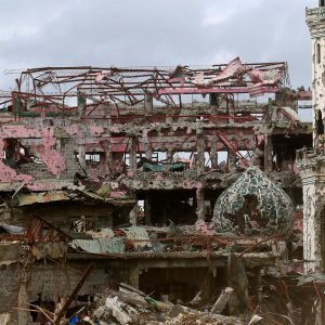 Uništene kuće i džamija u Marawiju na Filipinima
