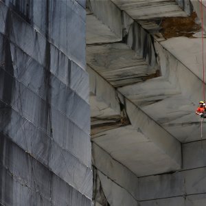 Radnik promatra mramor u kamenolomu u talijanskoj Toskani