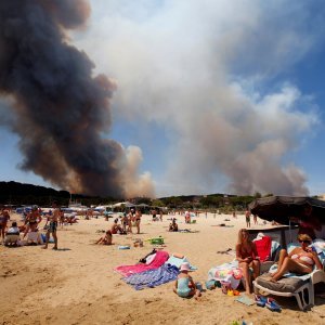 Kupači promatraju dim koje šire požari u Francuskoj