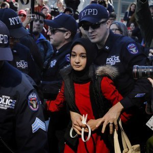 Američka policija privodi djevojku na Međunarodni dan žena
