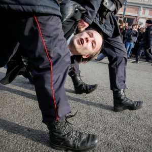 Oporbeni prosvjednik u raljama policije u Moskvi