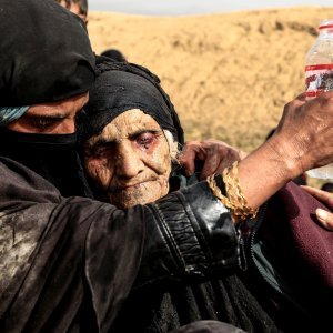 Iračka izbjeglica čeka prijevoz u Mosulu