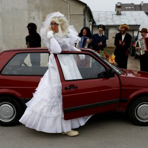 Muškarci se oblače u žene na posljednji dan karnevala u Poljskoj