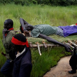 Pobunjenici nose ranjenog kolegu nakon sukoba s vladinim snagama u južnom Sudanu