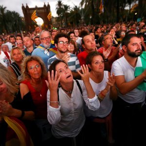 Katalonci, koji podržavaju neovisnost, gledaju sjednicu parlamenta