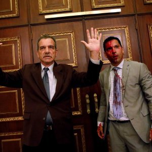 Oporbeni zastupnici Luis Stefanelli i Leonardo Regnault nakon upada vladinih pristaša u parlament u Caracasu