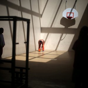 Zatvorenici igraju košarku u imigracijskom centru u Kaliforniji