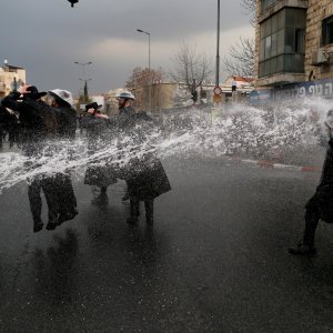 Izraelska policija gađa vodom ultraortodoksne Židove