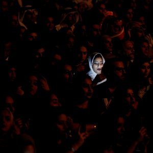 Saudijka osvjetljena mobitelom tijekom koncerta u Bahrainu