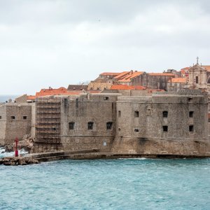 Nanosi smeća na plaži Banje u Dubrovniku