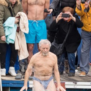 "Čovjek tuljan" Duško Rudež 32. put okupao se u rijeci Dravi na Silvestrovo