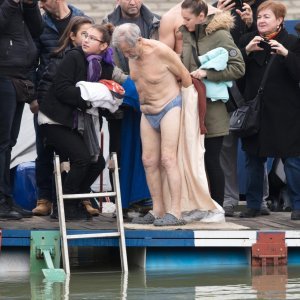 "Čovjek tuljan" Duško Rudež 32. put okupao se u rijeci Dravi na Silvestrovo