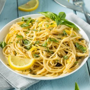 Špageti s limunom, parmezanom i bosiljkom